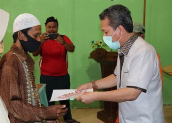 Bupati Syahirsah Serahkan Bantuan Batanghari Tunai
