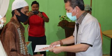 Bupati Syahirsah Serahkan Bantuan Batanghari Tunai