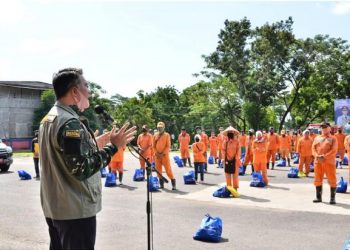 Walikota Fasha Menyerahkan Bantuan ke PHL Secara Simbolis