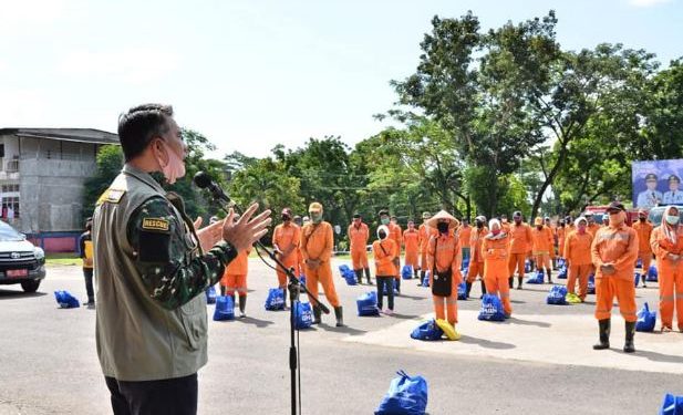 Walikota Fasha Menyerahkan Bantuan ke PHL Secara Simbolis