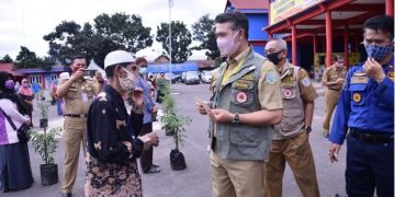 Walikota Syarif Fasha Bagikan 11.000 Bibit Cabe Kepada Masyarakat