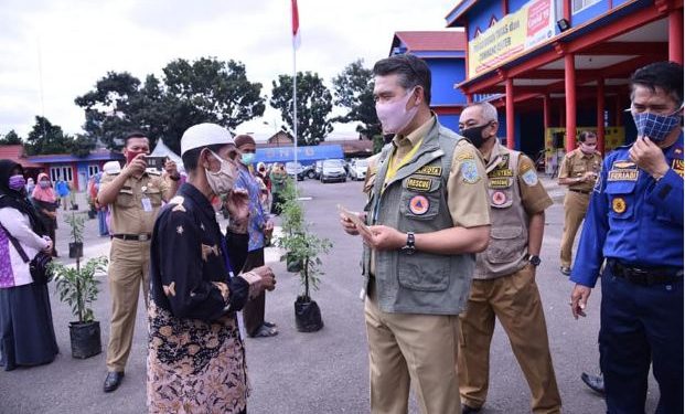 Walikota Syarif Fasha Bagikan 11.000 Bibit Cabe Kepada Masyarakat