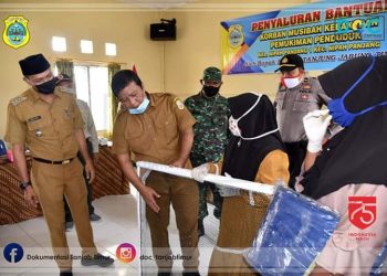 Bupati Romi Salurkan Bantuan Korban Kebakaran di Nipah Panjang