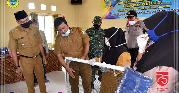 Bupati Romi Salurkan Bantuan Korban Kebakaran di Nipah Panjang