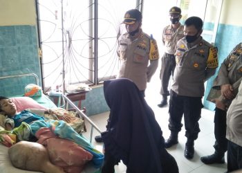 Jenguk Kholis Bocah Penyandang Tumor Tulang Ganas Di Kaki, Kapolres Merangin Beri Bantuan Pengobatan