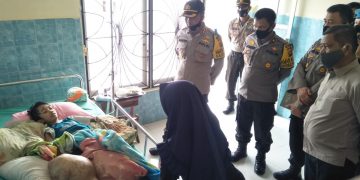 Jenguk Kholis Bocah Penyandang Tumor Tulang Ganas Di Kaki, Kapolres Merangin Beri Bantuan Pengobatan