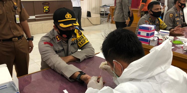 Ikuti Rapid Test, Kapolres Merangin Beserta 200 Personil Hasilnya Non Reaktif