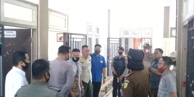 Kejari Merangin Datangi Tiga Instansi Kumpulkan Barang Bukti Kasus Pengadaan Baju Linmas 2018