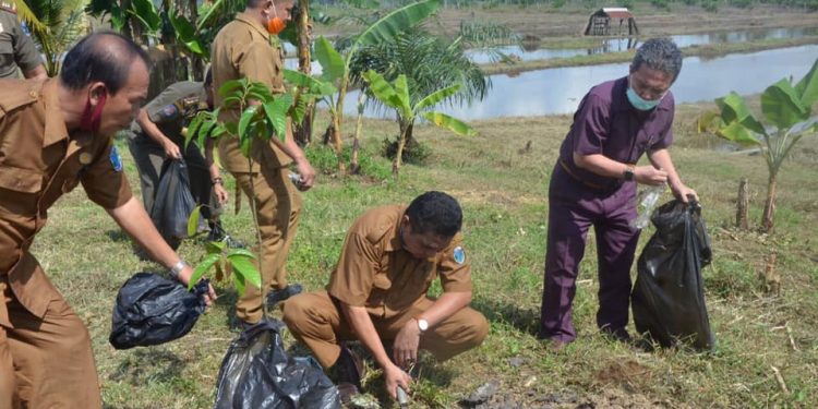 Sambut New Normal, Bupati Syahirsah Gelar Makan Merawang dan Gotong Royong Dengan OPD