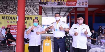 Walikota Fasha Serahkan Bantuan Hand Sanitizer Kepada Instansi Vertikal di Kota Jambi