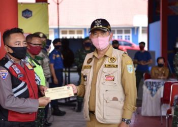 Walikota Fasha Serahkan Insentif Kepada Pahlawan Kemanusiaan