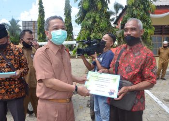 Bupati Syahirsah Serahkan 24 Unit Alat Mesin Pertanian kepada 22 Kelompok Tani
