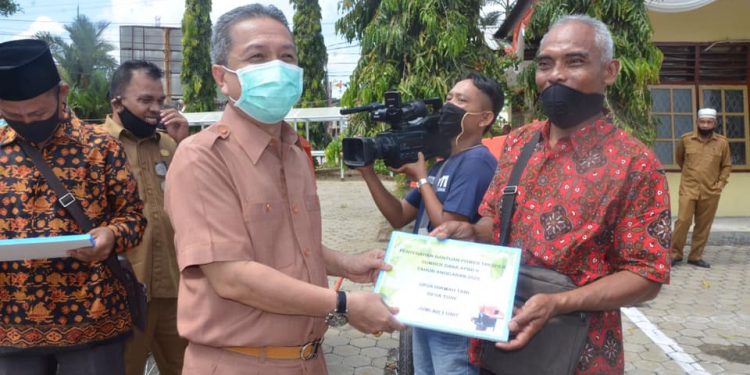 Bupati Syahirsah Serahkan 24 Unit Alat Mesin Pertanian kepada 22 Kelompok Tani