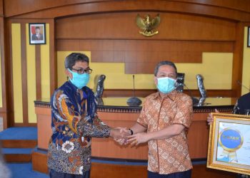 Bupati Syahirsah Terima Penghargaan Dari Badan Pusat Statistik Republik Indonesia