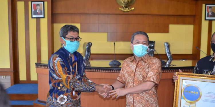 Bupati Syahirsah Terima Penghargaan Dari Badan Pusat Statistik Republik Indonesia