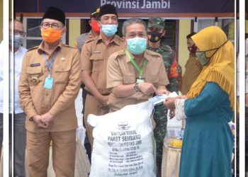 Bupati Batanghari Dampingi Gubernur Jambi Serahkan Bantuan JPS Covid-19 di Kecamatan Marosebo Ilir