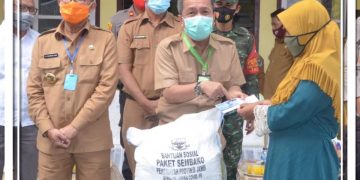 Bupati Batanghari Dampingi Gubernur Jambi Serahkan Bantuan JPS Covid-19 di Kecamatan Marosebo Ilir