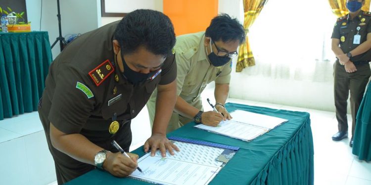Kejari Batanghari dan Diskoperindag Tandatangani MoU Bidang Hukum