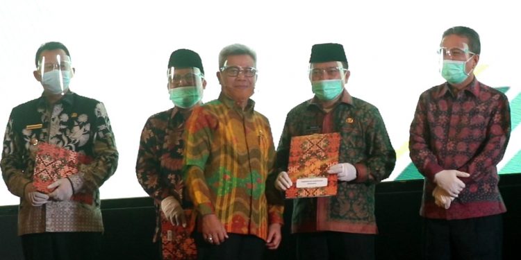 Bupati Merangin Menerima Sertifikat Tanah Milik Pemda  Dari BPN Jambi