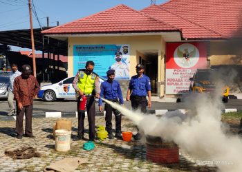 Antisipasi Kebakaran Polres Merangin Bersama Dinas Damkar Gelar Simulasi Pemadaman Kebakaran