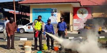 Antisipasi Kebakaran Polres Merangin Bersama Dinas Damkar Gelar Simulasi Pemadaman Kebakaran