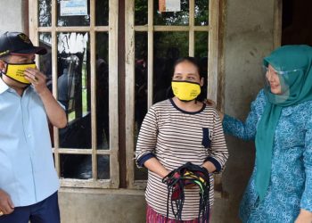 Bupati bersama Ketua TP-PKK Batang Hari Bagi- bagi Masker sekaligus Sosialisasi kepada Masyarakat
