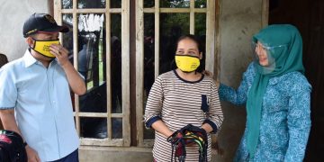 Bupati bersama Ketua TP-PKK Batang Hari Bagi- bagi Masker sekaligus Sosialisasi kepada Masyarakat