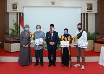 Fachrori Serahkan Penghargaan dan Tali Kasih untuk Veteran dan Pejuang Jambi