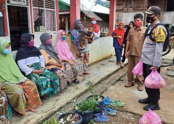 Kapolres Merangin Serahkan Bantuan Kepada Warga Desa Talang Paruh Tertimpa Angin Puting Beliung 