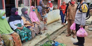 Kapolres Merangin Serahkan Bantuan Kepada Warga Desa Talang Paruh Tertimpa Angin Puting Beliung 
