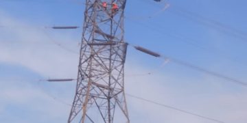 Demi Ekonomi, Pekerja Pemasang Kabel Fiber Lawan RasaTakut Ketinggian