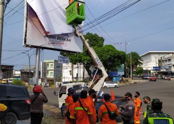 Puluhan Alat Peraga Kampanye Cagub dan Cawagub Diturunkan
