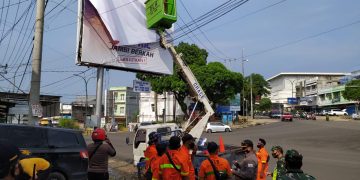 Puluhan Alat Peraga Kampanye Cagub dan Cawagub Diturunkan