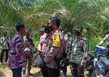 Kunjungi Pemukiman Warga SAD Di Desa Rejosari, Kapolres Merangin Bagikan Masker Dan Bingkisan Makanan