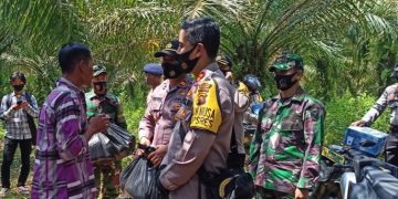 Kunjungi Pemukiman Warga SAD Di Desa Rejosari, Kapolres Merangin Bagikan Masker Dan Bingkisan Makanan