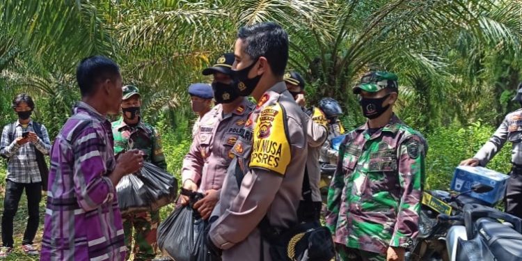 Kunjungi Pemukiman Warga SAD Di Desa Rejosari, Kapolres Merangin Bagikan Masker Dan Bingkisan Makanan