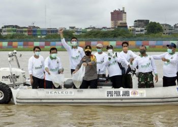 Peringati Hari Lingkungan Hidup, Pjs.Gubernur Lepas 2020 Bibit Ikan di Sungai Batanghari
