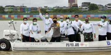 Peringati Hari Lingkungan Hidup, Pjs.Gubernur Lepas 2020 Bibit Ikan di Sungai Batanghari