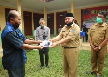 Bupati Safrial Serahkan Bantuan Kendaraan Operasional Inseminasi Buatan