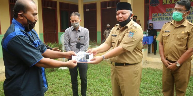 Bupati Safrial Serahkan Bantuan Kendaraan Operasional Inseminasi Buatan