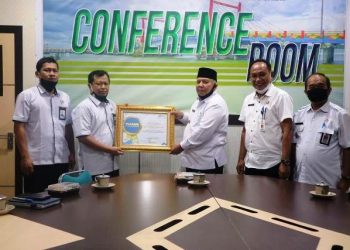 Bupati Tanjab Barat Terima Penghargaan Dari BPS Pusat