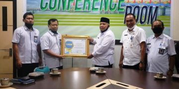 Bupati Tanjab Barat Terima Penghargaan Dari BPS Pusat