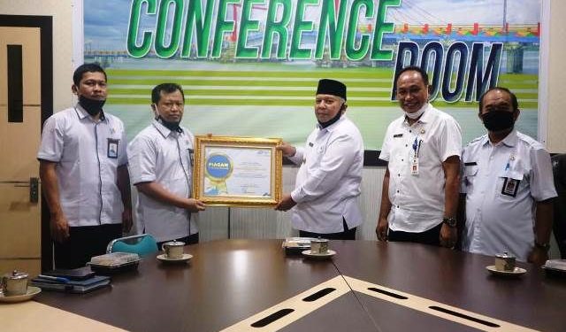 Bupati Tanjab Barat Terima Penghargaan Dari BPS Pusat