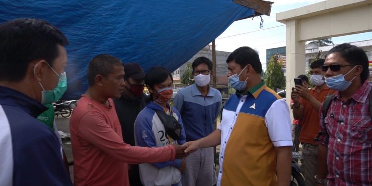 Kunjungi Pasar PU, Syafril Nursal Tampung Keluh Kesah Pengemudi Ojek Pangkalan