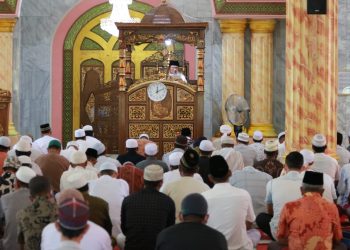 Jadi Khatib Khutbah Masjid Agung, Fachrori Sholat Jumat Bersama Masyarakat Rantau Panjang