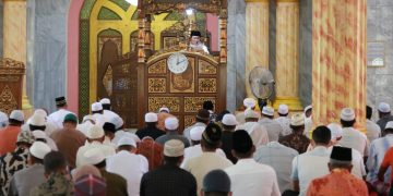 Jadi Khatib Khutbah Masjid Agung, Fachrori Sholat Jumat Bersama Masyarakat Rantau Panjang