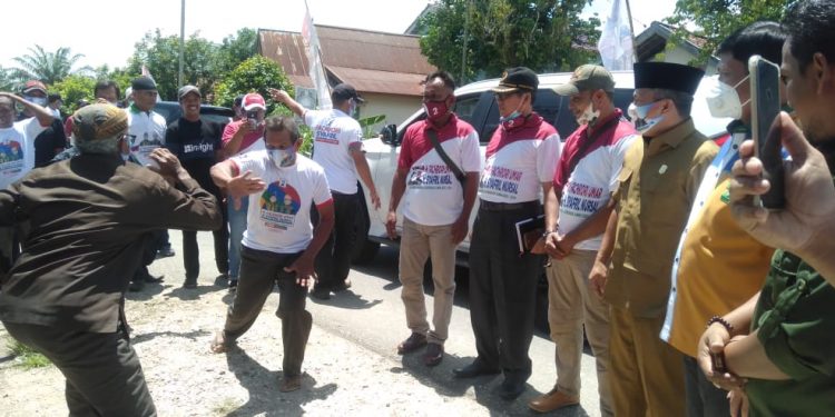 Kunjungi Desa Karang Mendopo Sarolangun, Syafril Nursal di Sambut dengan Atraksi Pencak Silat