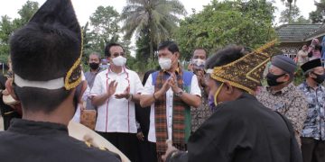 Blusukan di Pasar Baru Bangko, Syafril Nursal di Sambut Kesenian Talempong