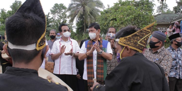 Blusukan di Pasar Baru Bangko, Syafril Nursal di Sambut Kesenian Talempong