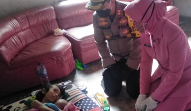 Kapolres Merangin Bersama Istri Jenguk Kholis Bocah Penyandang Kanker Tulang Ganas